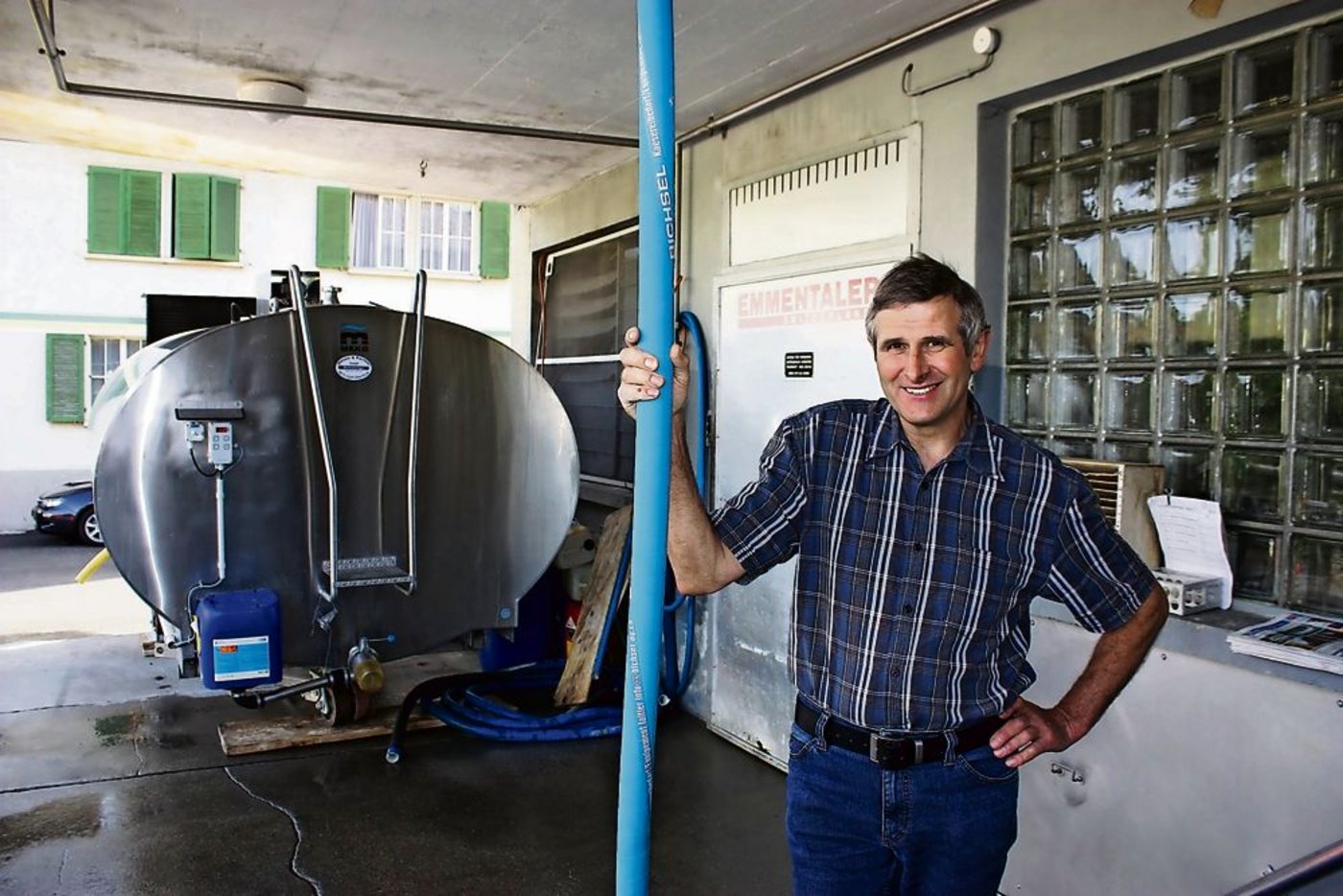 Beat Schüpbach steht vor der geschlossenen Produktionsstätte der Käserei in Biglen. Der Käsereigenossenschaftspräsident hofft auf einen neuen Käser. Bis Ende Jahr besteht die Schonfrist. Dann muss eine Lösung her. Schüpbach ist sicher, dass vieles verschlafen wurde. (Bild: Simone Barth)