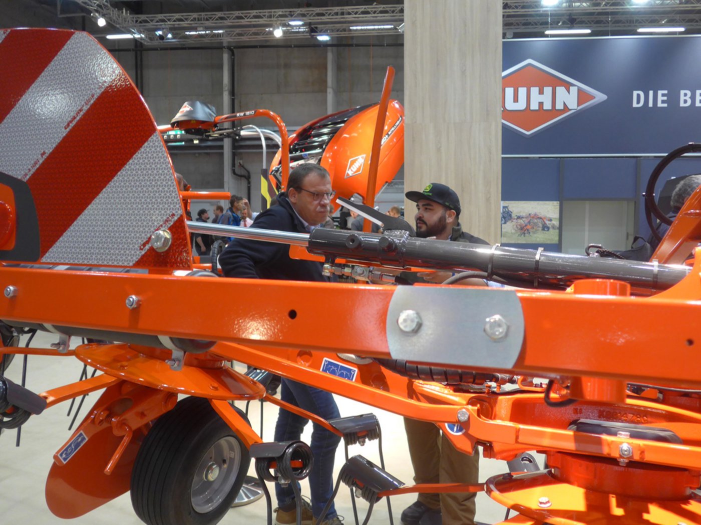 Fachgespräch mit Kreiselheuer. (Bild akr)