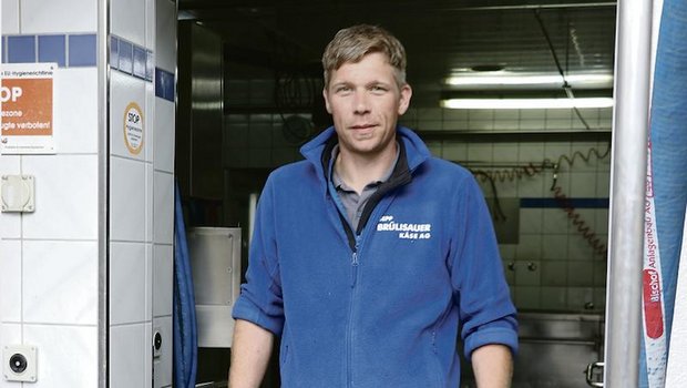Fabian Spielhofer ist jetzt der Chef in der Käserei Künten. Das Käsen ist seine Leidenschaft, er mag aber auch die Herausforderungen, die sich ihm als Geschäftsleiter stellen. (Bild Ruth Aerni)