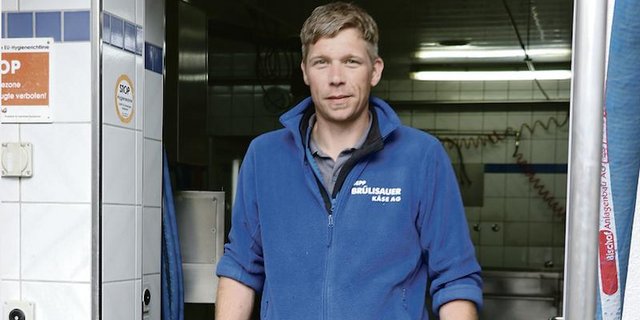 Fabian Spielhofer ist jetzt der Chef in der Käserei Künten. Das Käsen ist seine Leidenschaft, er mag aber auch die Herausforderungen, die sich ihm als Geschäftsleiter stellen. (Bild Ruth Aerni)