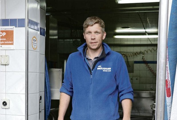 Fabian Spielhofer ist jetzt der Chef in der Käserei Künten. Das Käsen ist seine Leidenschaft, er mag aber auch die Herausforderungen, die sich ihm als Geschäftsleiter stellen. (Bild Ruth Aerni)