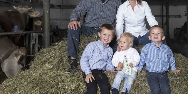 Markus und Sandra Hürlimann mit ihren drei Kindern (v.l.n.r.): Marcel (5), Nadja (1) und Silvan (3).  (Bilder Johanna Bossart)