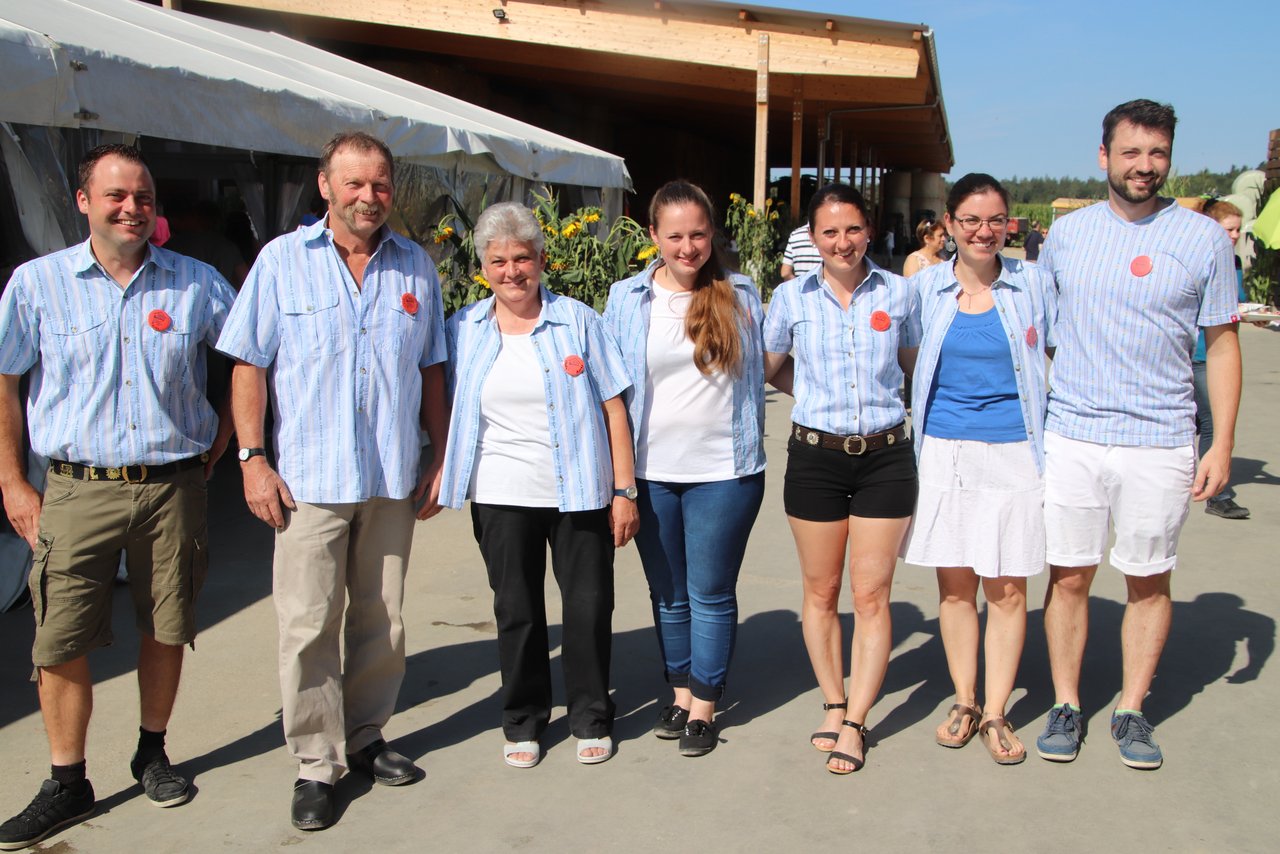 Am 1. August-Brunch ist die ganze Familie Zuber im Grosseinsatz (v. l. n. r.): Sohn Fritz mit Vater Fritz Zuber, Ehefrau Agnes sowie die Töchter Bernadette, Fränzi, Claudia und Sohn Viktor.