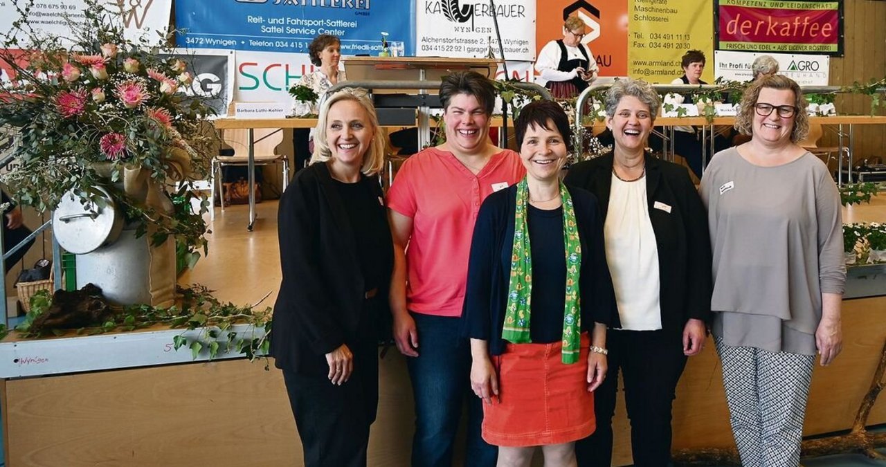 Die Geschäftsführerin (2. von links) mit neu und wiedergewählten Vorstandsmitgliedern (v. l. n. r): Barbara Lüthi, Karin Sommer, Kathrine Balsiger von Gunten, Barbara Kunz und Heidi Glatthard. 