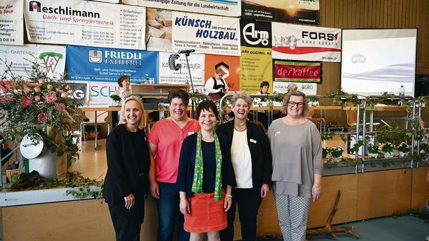 Die Geschäftsführeri Die Geschäftsführerin (2. von links) mit neu und wiedergewählten Vorstandsmitgliedern (v. l. n. r): Barbara Lüthi, Karin Sommer, Kathrine Balsiger von Gunten, Barbara Kunz und Heidi Glatthard.