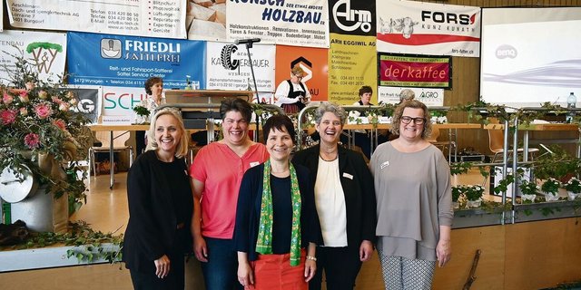 Die Geschäftsführerin (2. von links) mit neu und wiedergewählten Vorstandsmitgliedern (v. l. n. r): Barbara Lüthi, Karin Sommer, Kathrine Balsiger von Gunten, Barbara Kunz und Heidi Glatthard. 
