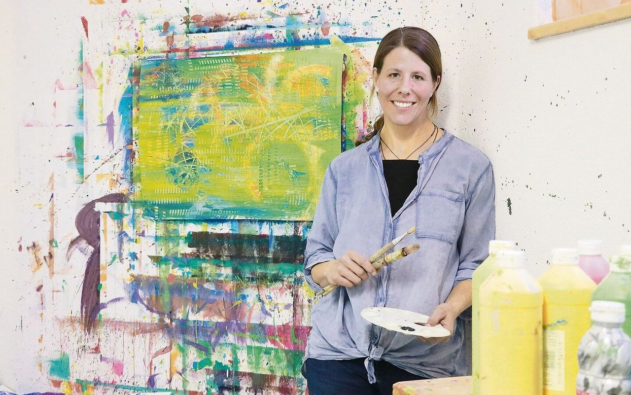 Karin Blunschi in ihrem Atelier. Im Hintergrund ist ein «Restenbild». Übrig gebliebene Farbe wird nicht den Abfluss runter gespült, sondern zu einem letzten Bild aufs Papier gebracht.