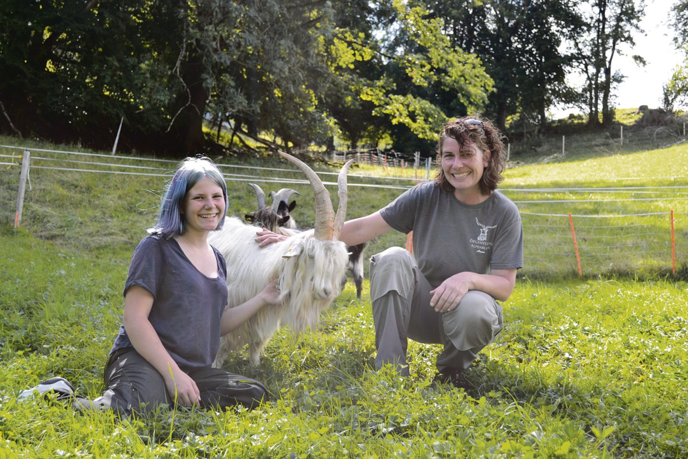 Anna Rösti und ihre Tochter Gabriela mit dem weissen Ziegenbock Aladin der Rasse Capra Sempione. (Bild Lisa McKenna)