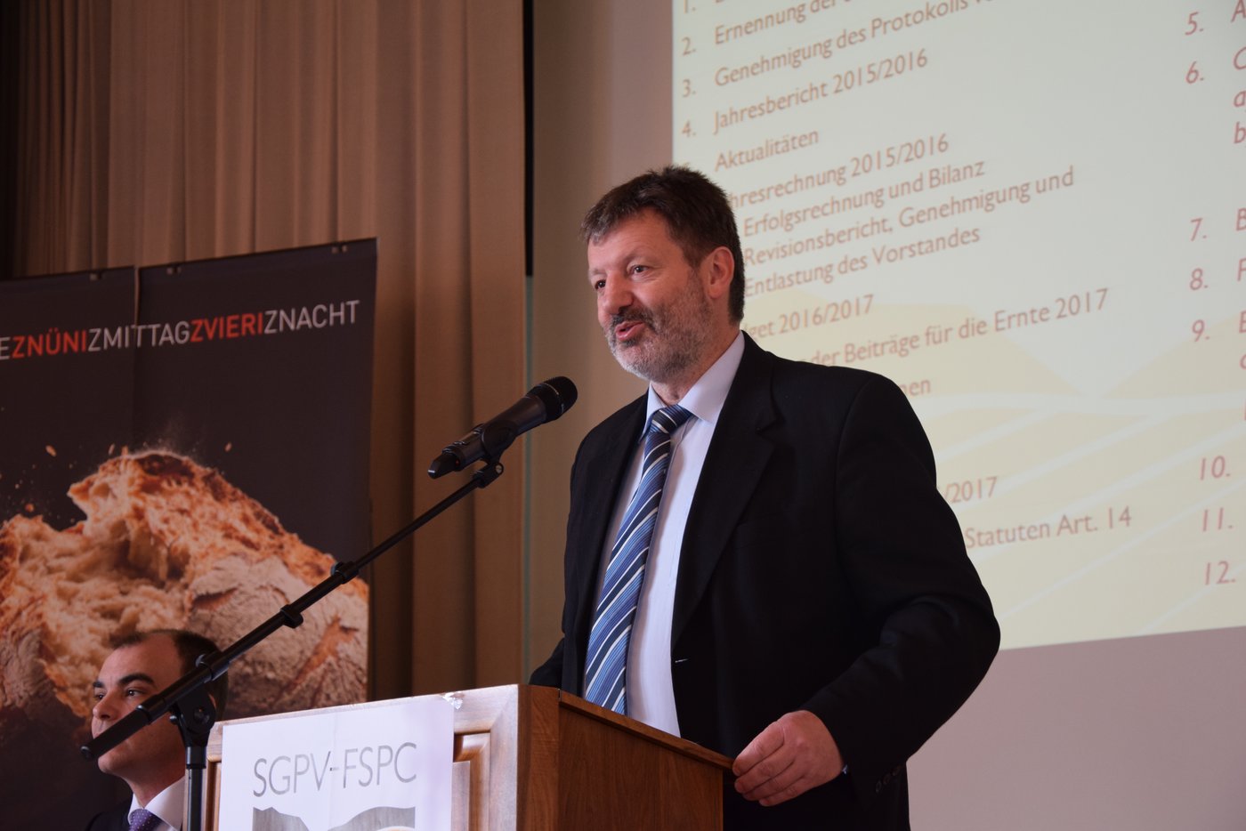 Fritz Glauser der Präsident des Schweizerischen Getreideproduzentenverbandes führte durch die Delegiertenversammlung. (Bild jba)