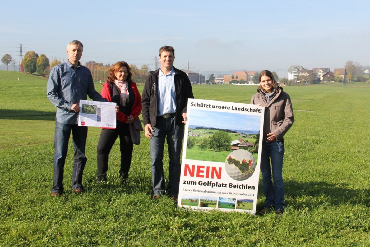 Engagieren sich im Kampf gegen den Golfplatz Zimmerberg (v.l.n.r.): Daniel Tanner (Gemeinderat SP, Wädenswil), Rita Hug (Gemeinderätin Grüne), IG Präsident Peter Bossert und Mérille Censier vom ZBV. (Bild: chw)