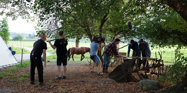 Die Dreharbeiten haben im August begonnen. Die Filmcrew war insgesamt sechs Wochen auf dem Hof in Uster. (Bild SRF/Eva Nussbaumer)