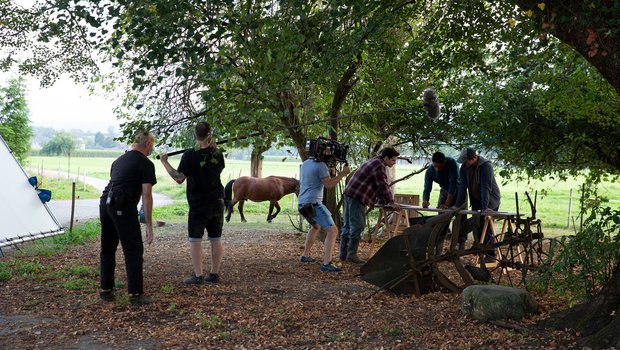 Die Dreharbeiten haben im August begonnen. Die Filmcrew war insgesamt sechs Wochen auf dem Hof in Uster. (Bild SRF/Eva Nussbaumer)