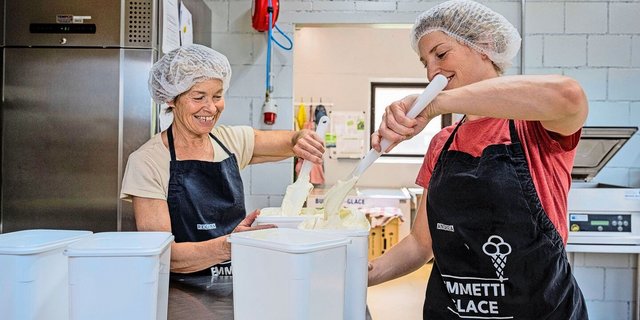Jeweils donnerstags werden von Andrea Humbel-Eberli (r.) und ihrer Mutter Regina bis zu 250 kg Glace produziert.