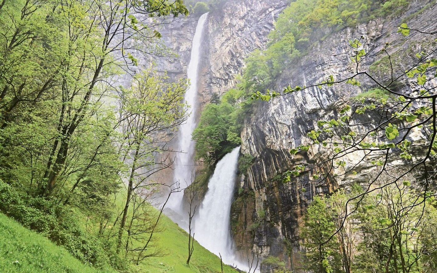 Eindrückliches Bild nach den Starkniederschlägen bei Betlis oberhalb des Walensees: Die Serenbachfälle (links) und die Rinquelle, eine der grössten Karstquellen Europas, die von der Nordseite der Churfirsten gespeist wird.