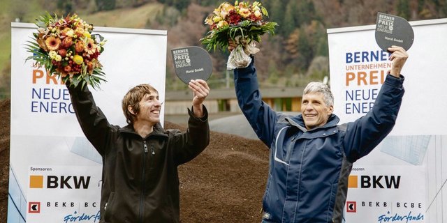 Zu Recht stolz: Die Kandertaler Niklaus Hari (rechts) und Pius Allenbach haben eine hocheffiziente Mikrobiogasanlage konstruiert und sind dafür ausgezeichnet worden. (Bild AEE Suisse Bern)