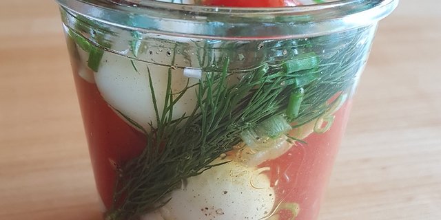 Die Wachteleier in Kräuter-Tomaten-Vinaigrette eignetn sich sehr gut für ein Picknick. Dazu passen Brot und Butter. (Bild mib)