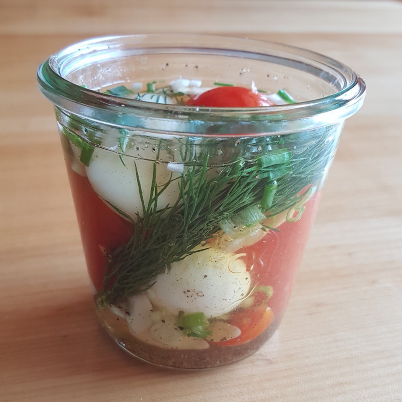 Die Wachteleier in Kräuter-Tomaten-Vinaigrette eignetn sich sehr gut für ein Picknick. Dazu passen Brot und Butter. (Bild mib)
