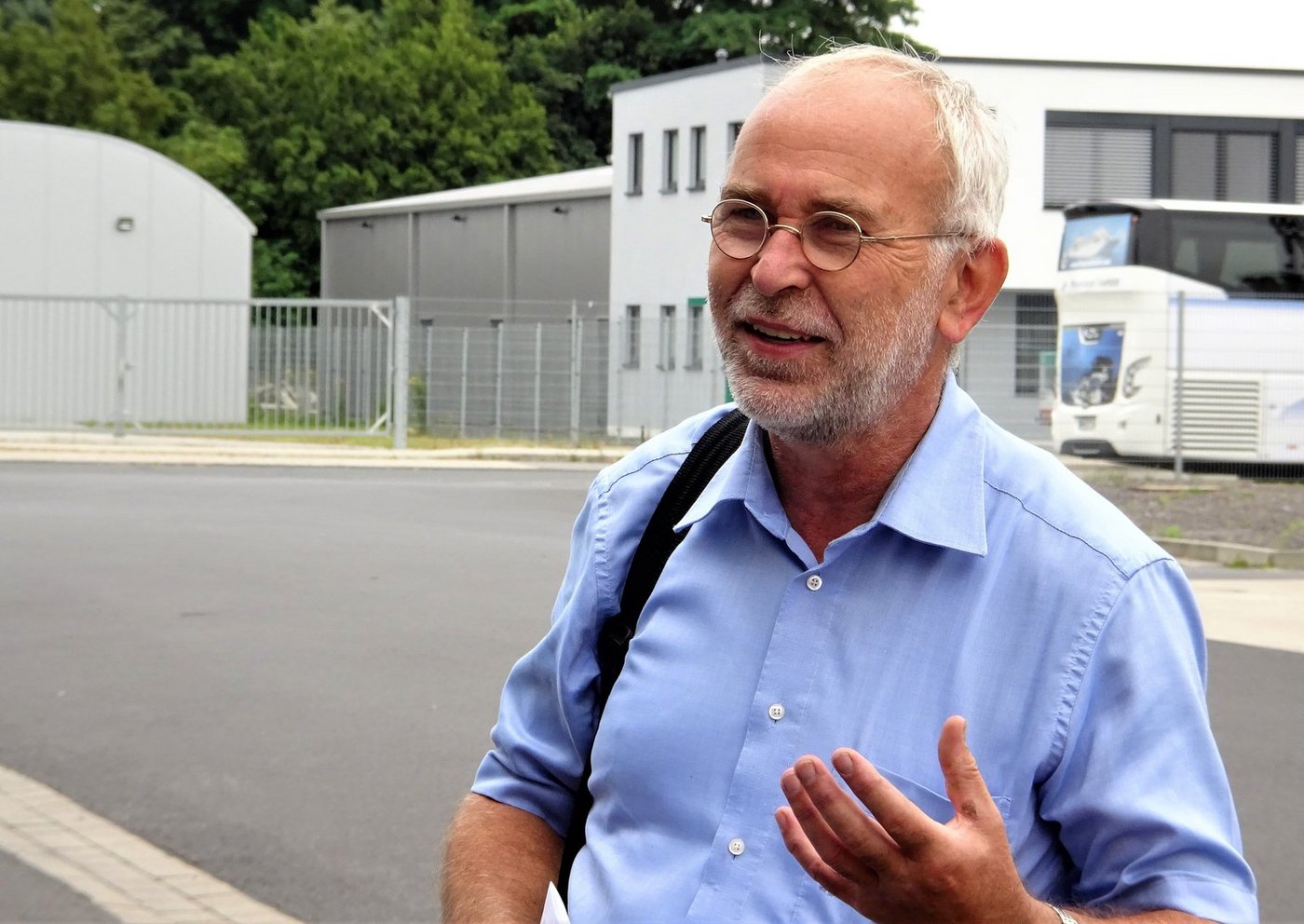 Bauer Willi – bürgerlich Willi Kremer-Schillings – versucht, den Nicht-Landwirten und Nicht-Landwirtinnen die Landwirtschaft zu erklären. (Bild lid)