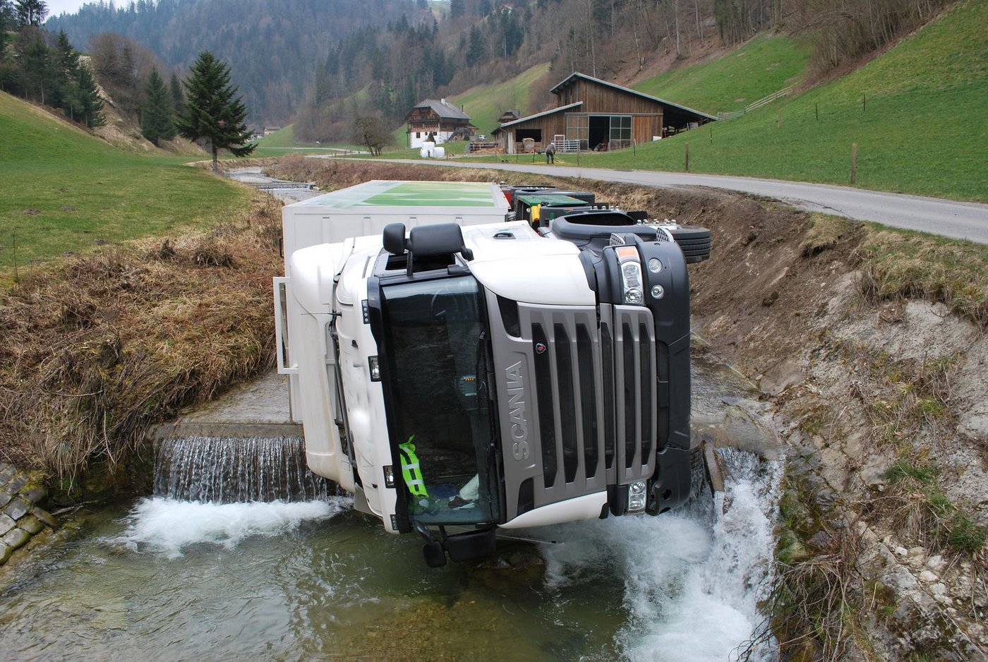 Entstation Bach: Aus noch ungeklärten Gründen landete der LWK in der kleinen Fontanne. (Bilder Luzerner Polizei)