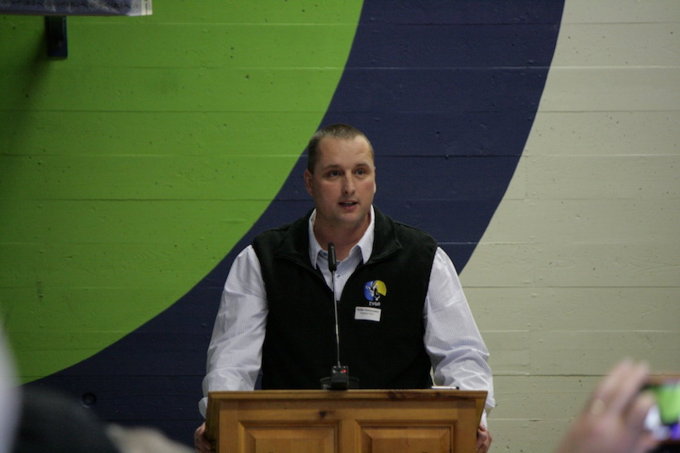 Der neu gewählte Präsident Stefan Geissmann erklärt die Annahme der Wahl. (Bilder zVg)