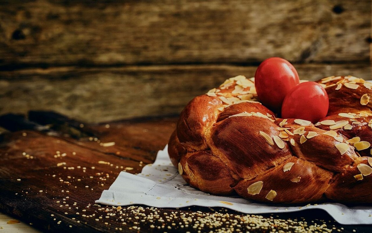 Typisch für Griechenland: Tsourekia, das Osterbrot. Bei der Flechtform und den Zutaten gibt es Variationen – siehe Rezept. Typisch sind der Hefeteig und die rot gefärbten Eier. 