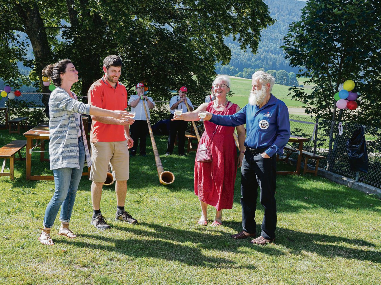 Guter Start für die neuen Bewirtschafter: Abschiedsfest von Denise und Maurus Gerber (r.) im vergangenen August.(Bild zVg)