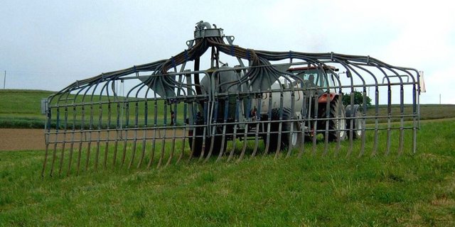 Der Schleppschlauch wird im Kanton Thurgau ab dem 1. Januar 2022 Pflicht. (Bild: BauZ)