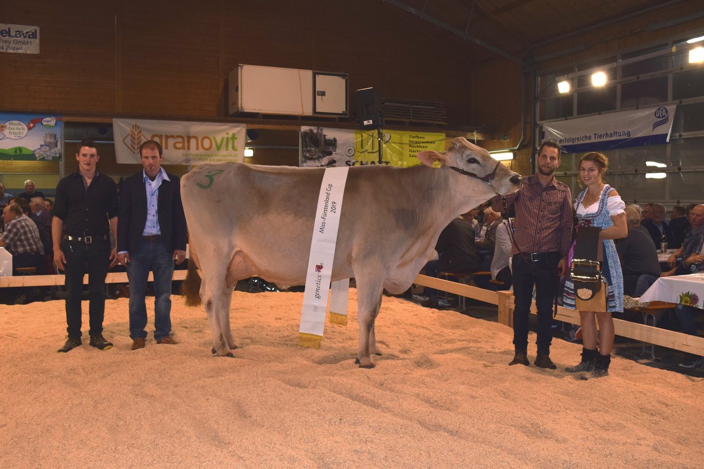Matthias Süess (rechts aussen) mit seiner Siegerkuh Jamaica. (Bilder Stefanie Giger)