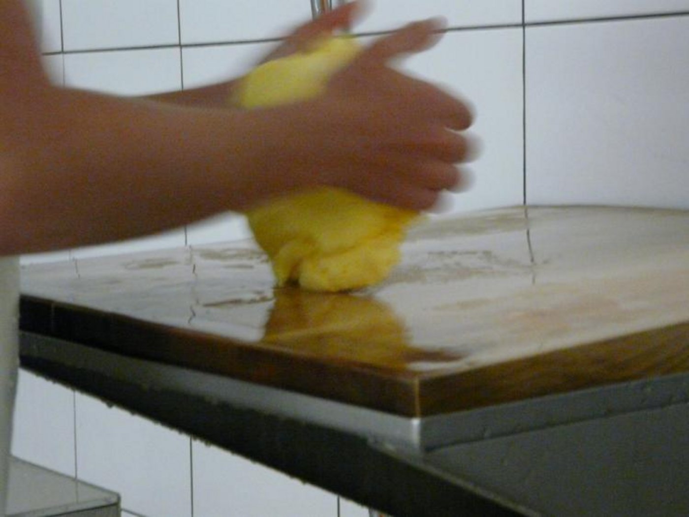 Wird von Händen geknetet.