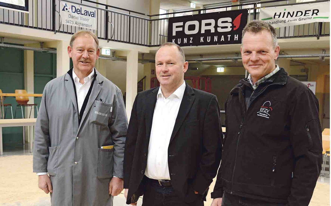 Für die Viehzüchter ist der Standort Burgdorf ein Riesenplus, ist Auktionator Andreas Aebi (Mitte) überzeugt. Links Urs Buri vom OK der Zucht- und Nutzviehauktion Burgdorf. Am  28. Februar wird der Emmentalische Fleckviehzuchtverband unter Präsident Walter Lüthi (rechts)  hier die Starparade durchführen. (Bilder Simone Barth)