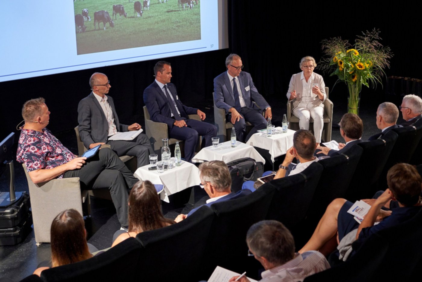 Diskussionen im Plenum, von links: Oliver Kuhn, Moderator, mit Michael Töngi, Damian Müller, Peter Hegglin und Christine Bühler. (Bild ZMP)