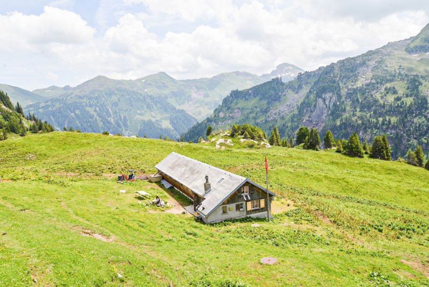 Die Alp Meeren liegt an idyllischer Lage oberhalb des Walensees - zugänglich ist sie nur per Fussmarsch. (Bild Monalp)
