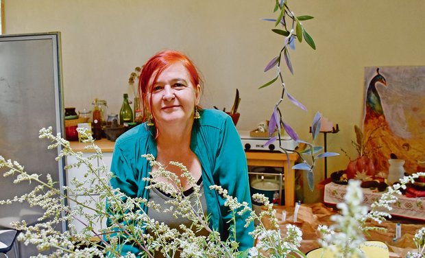 Kräuterfachfrau Yolanda Hug in ihrem runden Kurs- und Arbeitsraum, der auch als Hofladen dient. (Bilder Cornelia von Däniken)