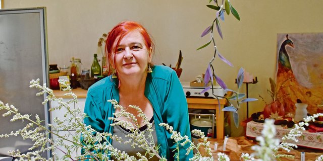 Kräuterfachfrau Yolanda Hug in ihrem runden Kurs- und Arbeitsraum, der auch als Hofladen dient. (Bilder Cornelia von Däniken)