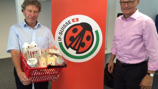 IP-Suisse-Präsident Res Stalder und Denner-CEO Mario Irminger mit dem IP-Warenkorb des Discounters. (Bild akr)