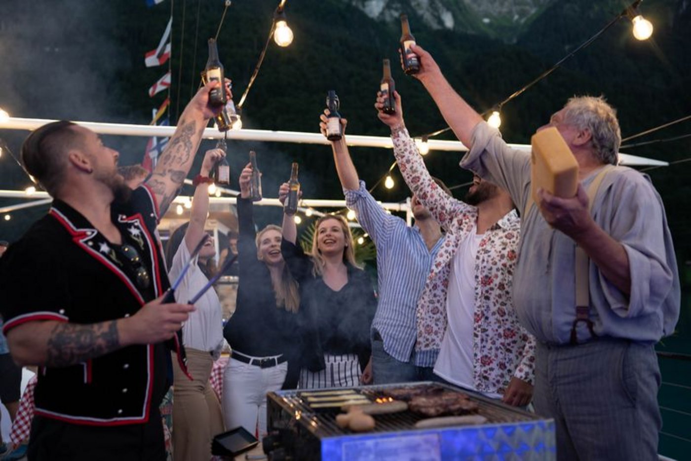 «Que je raclette bien» unterstreiche treffend das aufkommende, wohlige Gefühl beim gemeinsamen Käseschmelzen. (Raclette Suisse)