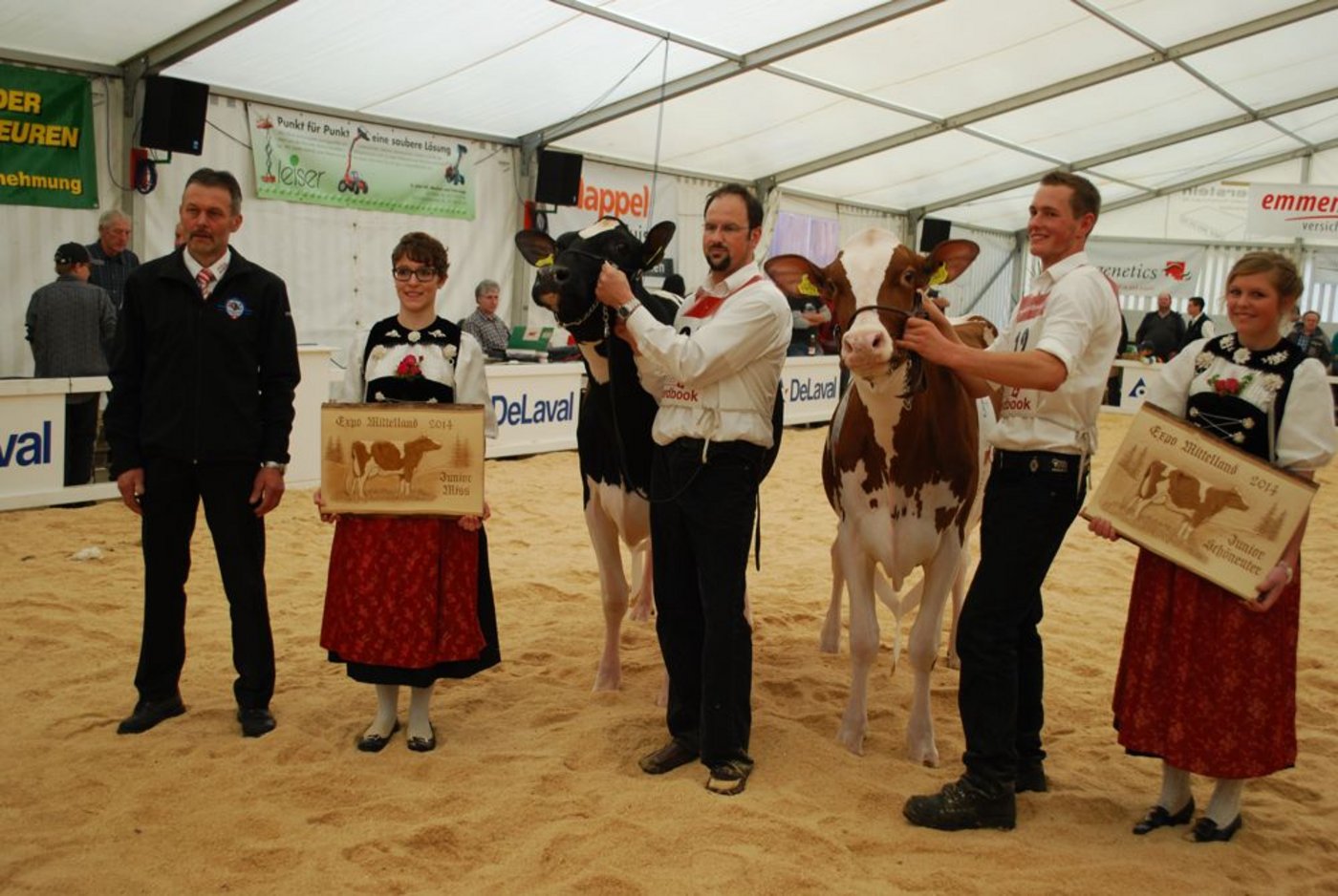 Die Junior-Grand-Champion Mattenhof Sid Hochzeit (links), von Marc und Erhard Junker aus Iffwil BE und die Junior-Schöneutersiegerin Delago Balene von Fritz Kipfer aus Ortschwaben BE.
