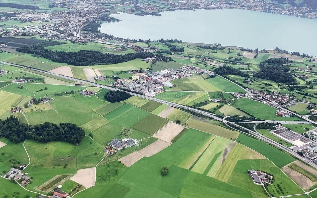 Blick von den Landwirtschafts- und Siedlungsflächen bei Rotkreuz Richtung Zugersee. 