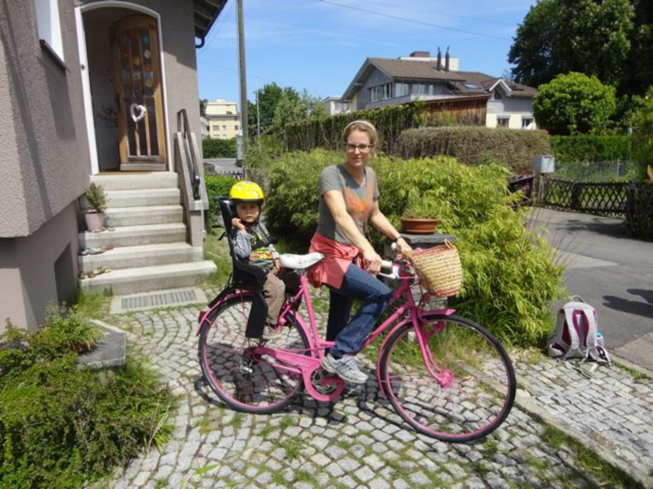 Mirka Lötscher und Dario vor dem Montessori-Kindergarten in Thun. (Bild zVg)