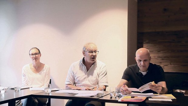 Vorstandsmitglied Ma Vorstandsmitglied Martina Schmid, Präsident Ernst Kocher und Geschäftsführer Wilfried Kägi (v. l. n. r.) präsentierten das Jahresergebnis, das mit einem kleinen Minus abschliesst.