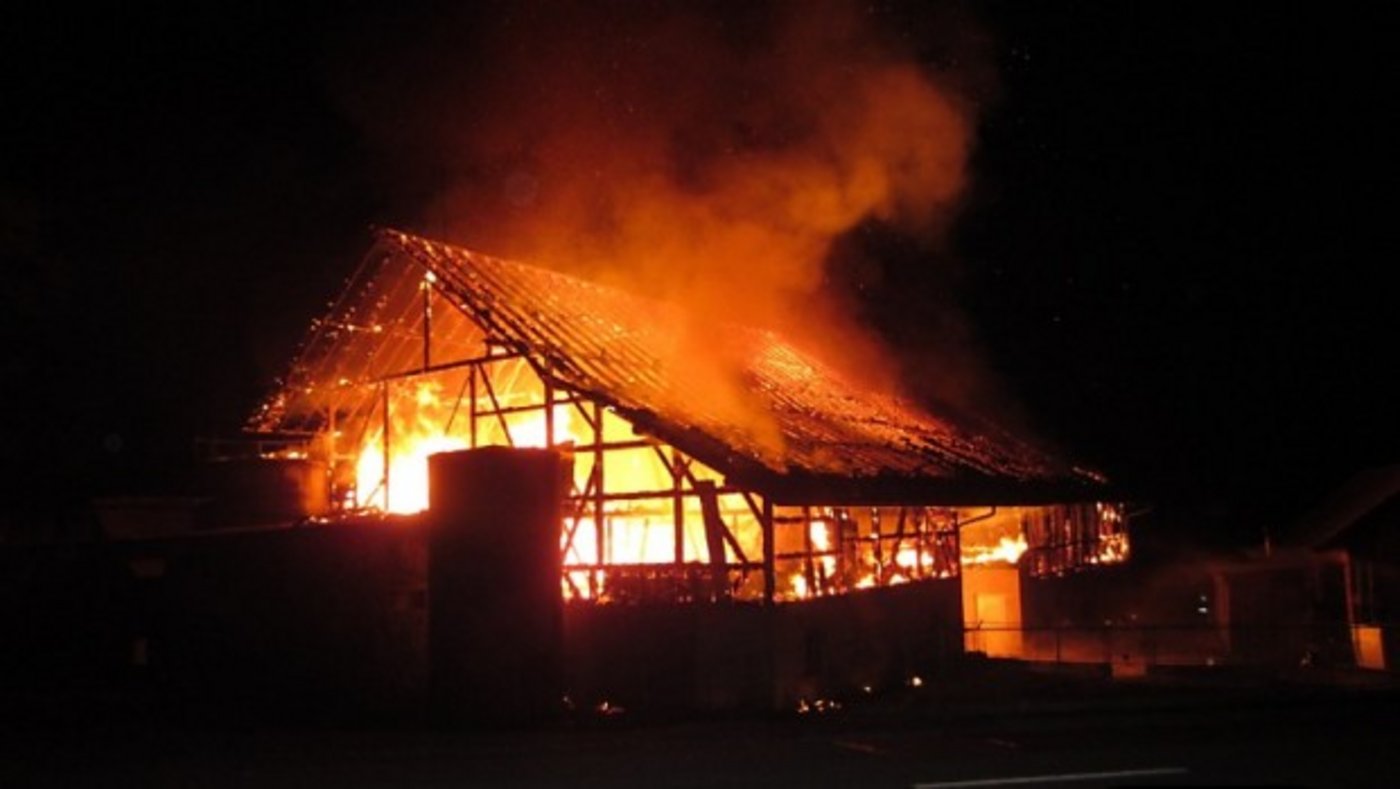 Die Scheune im Vollbrand: Der Schaden dürfte insgesamt 2 Millionen Franken betragen, weil wertvolle Oldtimer darin gelagert wurden. (Bild: Kapo ZH)