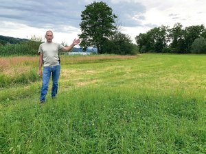Und ab hier nochmals 25 Meter nicht düngbarer Gewässerraum ins Wiesland. Landwirt Josef Näf zeigt die vorgesehenen Ausscheidungen am Baldeggersee. (Bild Josef Scherer)