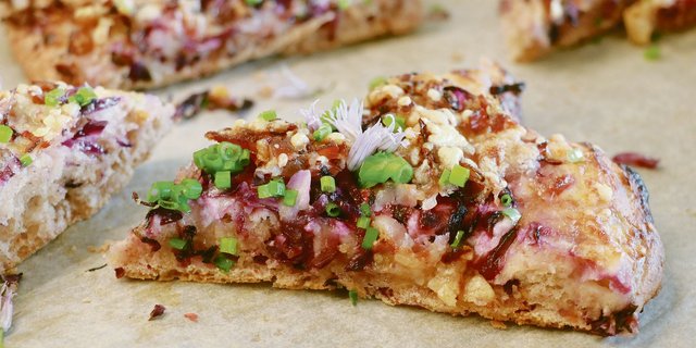 Zum Beispiel Focaccia: Dinkelmehl ist vielseitig einsetzbar. Liebhaberinnen schwärmen von der «Chuscht» und Bekömmlichkeit des alten Getreides. (Bild Ruth Aerni)