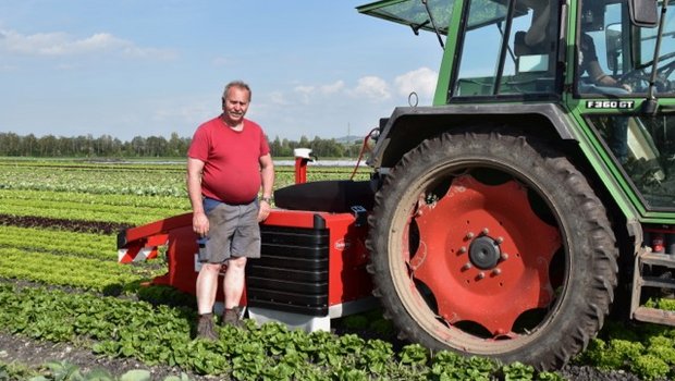 Gemüseproduzent Thomas Wyssa präsentiert den neuen Hackroboter den Medien. (Bilder VSGP)