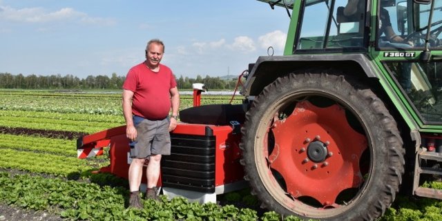 Gemüseproduzent Thomas Wyssa präsentiert den neuen Hackroboter den Medien. (Bilder VSGP)
