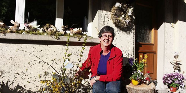 Selbst gemachte Osterdekoration ist Ehrensache, denn Beatrix Giger bastelt gern. (Bild: Sanna Bührer Winiger)