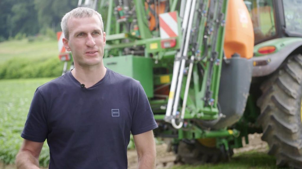 Kartoffelproduzent Raphael Müller erklärt im Video z. B., dass seiner Erfahrung nach Randspritzungen gegen Kartoffelkäfer ausreichend waren. (Bild Screenshot Video «Von Bauern für Bauern») 