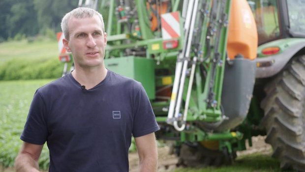 Kartoffelproduzent Raphael Müller erklärt im Video z. B., dass seiner Erfahrung nach Randspritzungen gegen Kartoffelkäfer ausreichend waren. (Bild Screenshot Video «Von Bauern für Bauern») 