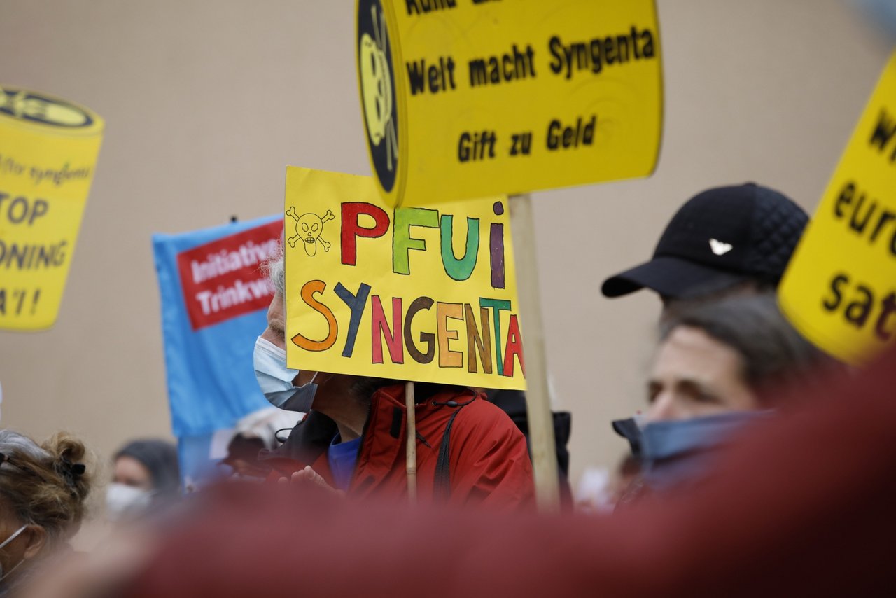 Die rund 70 Protestanten forderten ein Verbot von Pestiziden wie Paraquat und den Wandel hin zu einer solidarischen und ökologischen Landwirtschaft. (Bild Tobin Meyers)