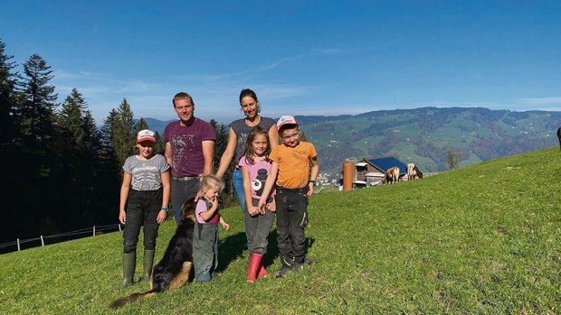 Sonja und Thomas Räbsamen mit den Kindern (v. l.). Xenia, Romy, Lena und Alex. Im Hintergrund der Familienbetrieb.